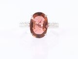 une bague en tourmaline rose et diamant