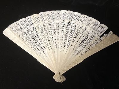 Grand éventail à 19 brins repercés ou gravés, L 30, accident…
