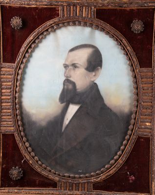 portrait d'un homme barbu et moustachu dans un cadre en bois
