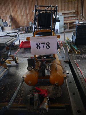 une photo d'une machine dans une usine, sur laquelle est apposée une étiquette de prix