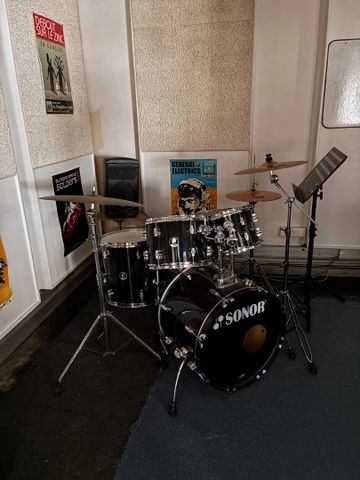 Un ensemble d’instruments et accessoires de musique:  7 batteries...