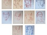 Plusieurs croquis représentant le visage d'un homme sont dessinés sur une feuille de papier