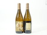 deux bouteilles de vin posées l'une à côté de l'autre sur une table