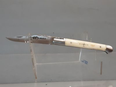 un couteau exposé dans une vitrine