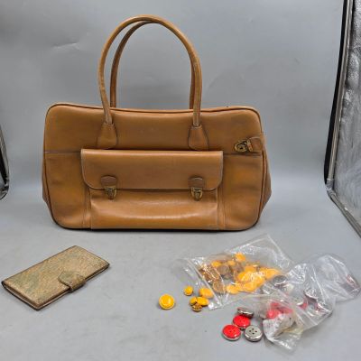 un sac à main et d'autres objets qui se trouvent sur la table
