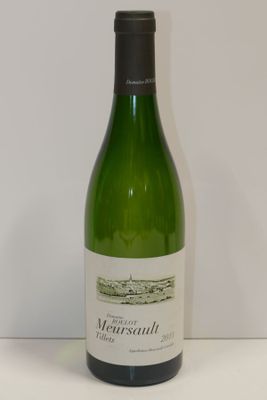 une bouteille de vin posée sur une table