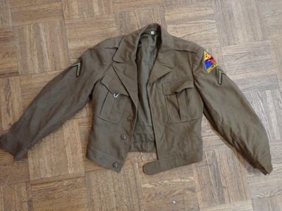 une veste posée par terre, sur le sol