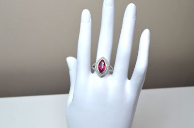 une image représentant la main d'une femme portant une bague
