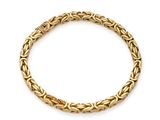 un bracelet en or sur fond blanc