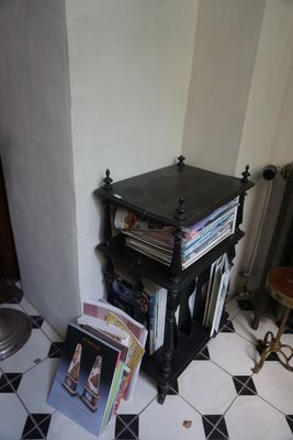 un sol noir et blanc avec un carrelage noir et blanc