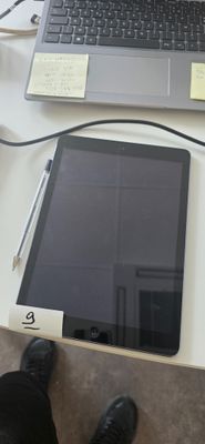 un ordinateur portable et une tablette posés sur un bureau