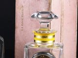 trois flacons de parfum posés les uns à côté des autres sur une table