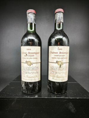 deux bouteilles de vin posées sur une table noire