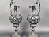 paire de vases anciens en métal argenté, munis d'anses et de poignées