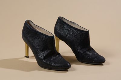 BETTINA VERMILLON PAIRE DE BOTTINES en suède embossé noir, t…