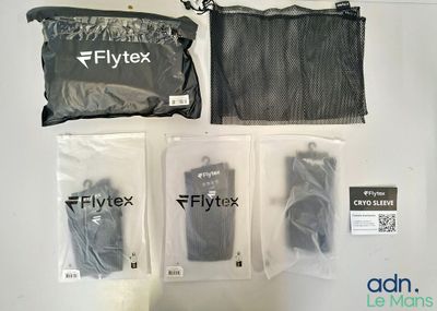 le contenu d'un sac Flytex est présenté sur une surface blanche