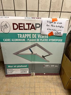 une boîte de « Delta Trape De Vise » posée par terre