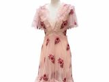 une robe posée sur un mannequin, sur fond blanc