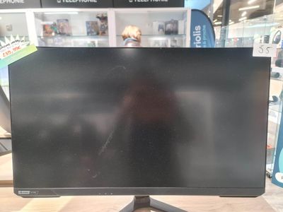 un écran d'ordinateur posé sur une table dans un magasin