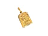gros plan d'un pendentif en or sur fond blanc
