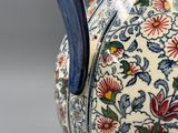 un gros plan d'un vase orné de fleurs