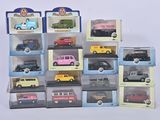 un grand nombre de voitures-jouets dans une vitrine