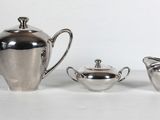 trois pièces de service à thé et à café en argent sur fond blanc