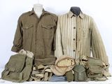 deux chemises pour homme, une veste, un chapeau et un sac posés sur un présentoir pour mannequin