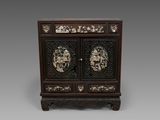 une armoire chinoise ancienne sculptée, à deux portes et deux tiroirs