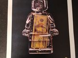photo encadrée représentant un bonhomme Lego tenant une liasse de billets