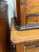 Bureau formant vitrine en placage de noyer mouluré et bois n… (photo 5)