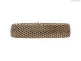 gros plan d'un bracelet sur fond blanc