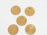 quatre pièces d'or sur un fond blanc