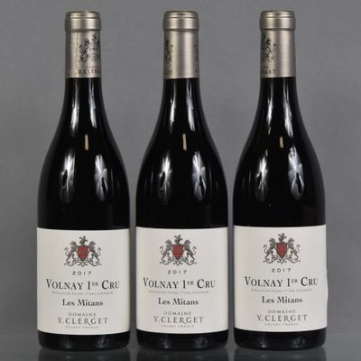 trois bouteilles de vin sont alignées sur une table
