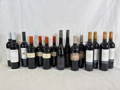 plusieurs bouteilles de vin alignées sur une table