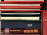 une boîte pleine de livres posée sur une table