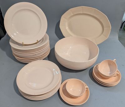 beaucoup d'assiettes, de tasses et de soucoupes sur la table