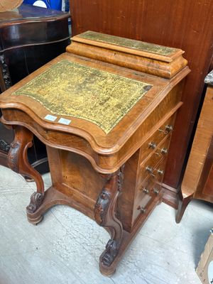 une petite table en bois surmontée d'un tiroir