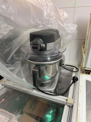 une machine posée sur un comptoir
