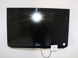 une télévision à écran plat accrochée au mur, avec un câble
