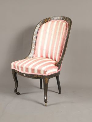 une chaise ancienne dont le dossier et les pieds sont recouverts d'un tissu rayé