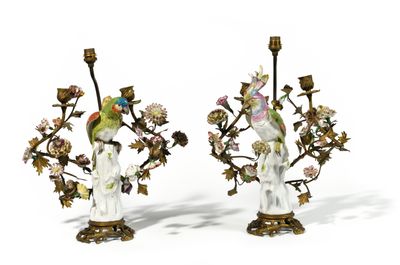 PAIRE DE CANDELABRES aux perroquets en porcelaine et bronze doré à déc - Photo 1
