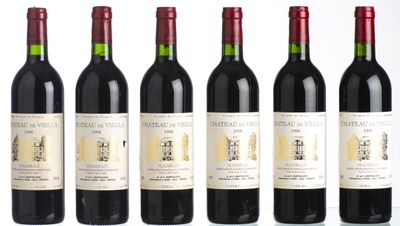 six bouteilles de vin rouge alignées sur une surface blanche