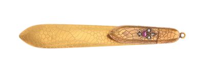 un petit objet en bois orné d'un motif