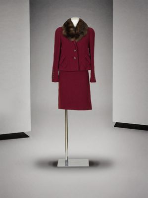 une photo représentant une robe rouge et un manteau à col de fourrure sur un mannequin