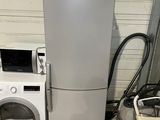 un réfrigérateur et une machine à laver placés l'un à côté de l'autre