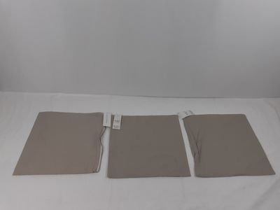 trois feuilles de papier posées sur une surface blanche