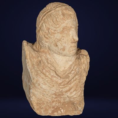 une statue antique représentant un homme barbu sur fond bleu
