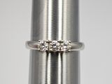 un gros plan d'une bague ornée de trois diamants
