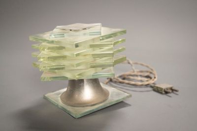 une lampe en verre posée sur une table